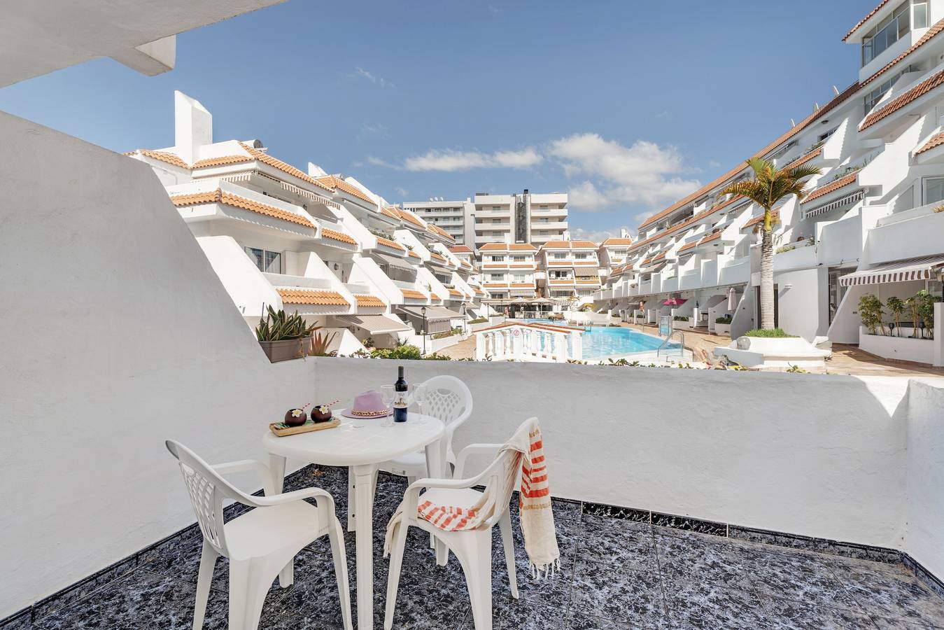 Apartamento entero, Apto Blue Pool Las Floritas con Piscina Compartida, Terraza Privada y Wi-Fi in Playa de las Américas, Arona