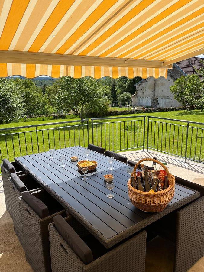 Location de vacances pour 7 personnes, avec jardin, animaux acceptés à Onoz (Jura)