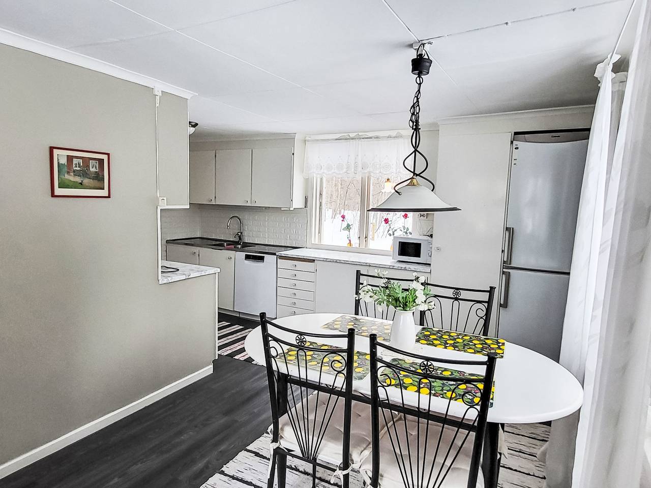 Äppelgården in Örebro kommun, Hjälmaren