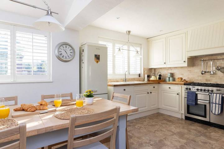 Sussex Escape for 8 with Hot Tub nr Goodwood in Fishbourne (West Sussex), West Sussex