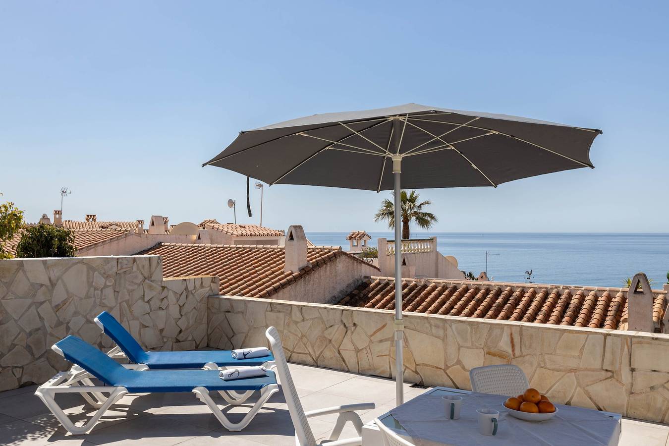 'Wonderful house just above the Sea' with Sea View, Garden and Wi-Fi in Playa de Burriana, Nerja