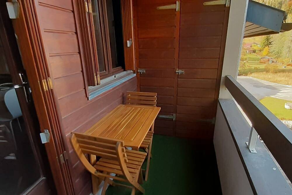 Entire apartment, La Louvatière, in the heart of the village, the ideal place to discover the Monts Jura. in Mijoux, Gex