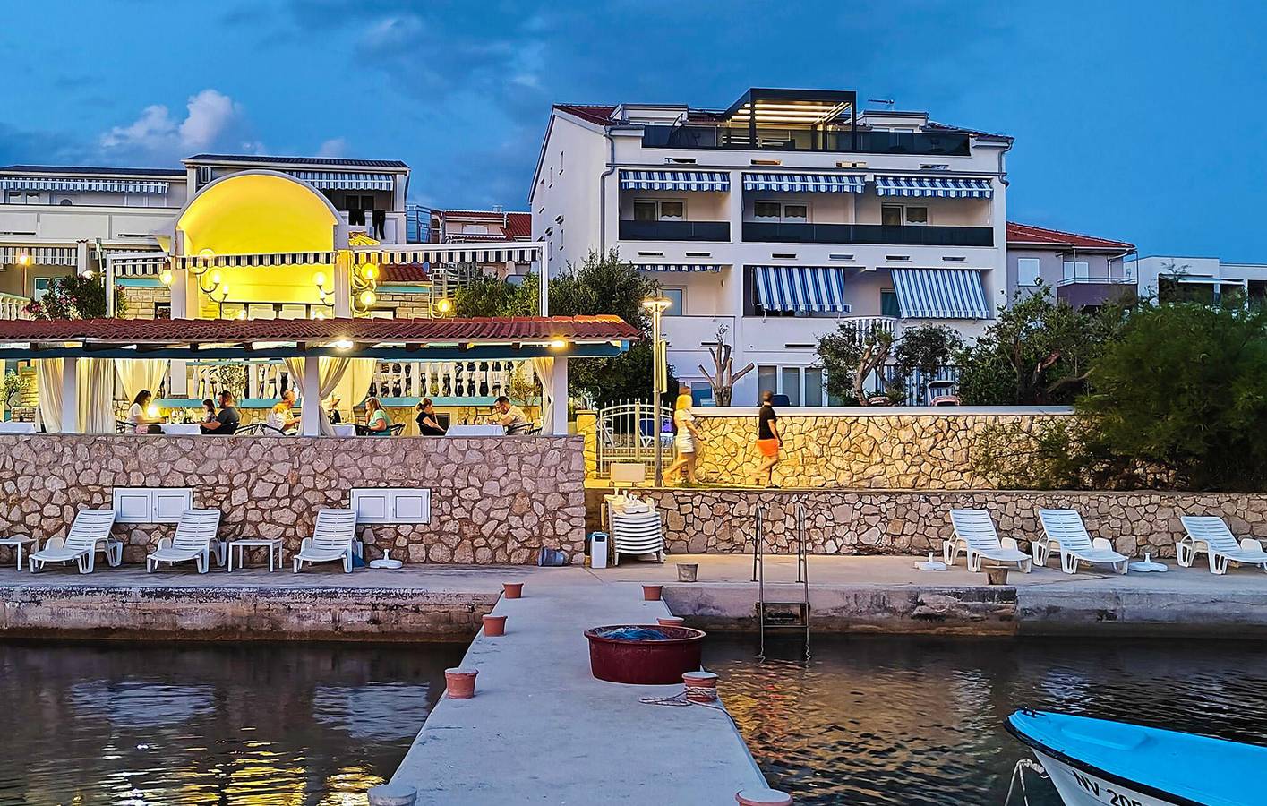 Ganze Ferienwohnung, Apartment mit Meerblick, Pool, Terrasse und WLAN – 400 m vom Strand entfernt in Stara Novalja, Pag