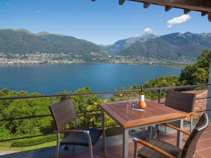 Ferienwohnung für 3 Personen, mit Balkon und Garten sowie Pool und Seeblick