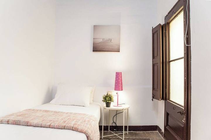 Appartement entier, 3Br/3Ba with Pink Suite & Views from Balcony. Free luggage storage service. in Barcelona Centre, Barcelone