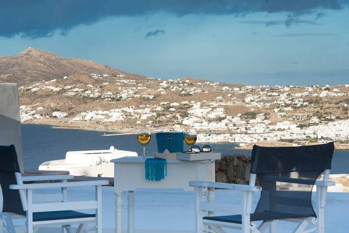 Gorgeous villa w ocean views and shared pools! in Ornos, Mykonos