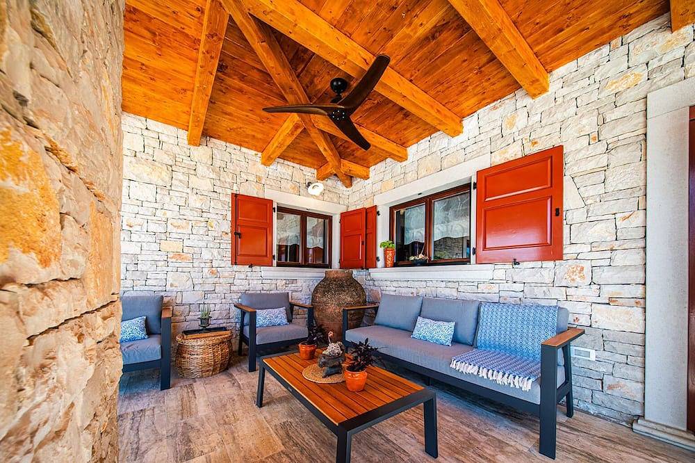 Luxury 5 star villa with heated saltwater pool for up to 8 guests in Barban, Zuidkust Istrië