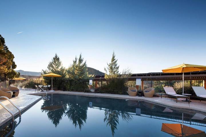 Hôtel pour 4 personnes, avec jacuzzi ainsi que terrasse et piscine, animaux acceptés