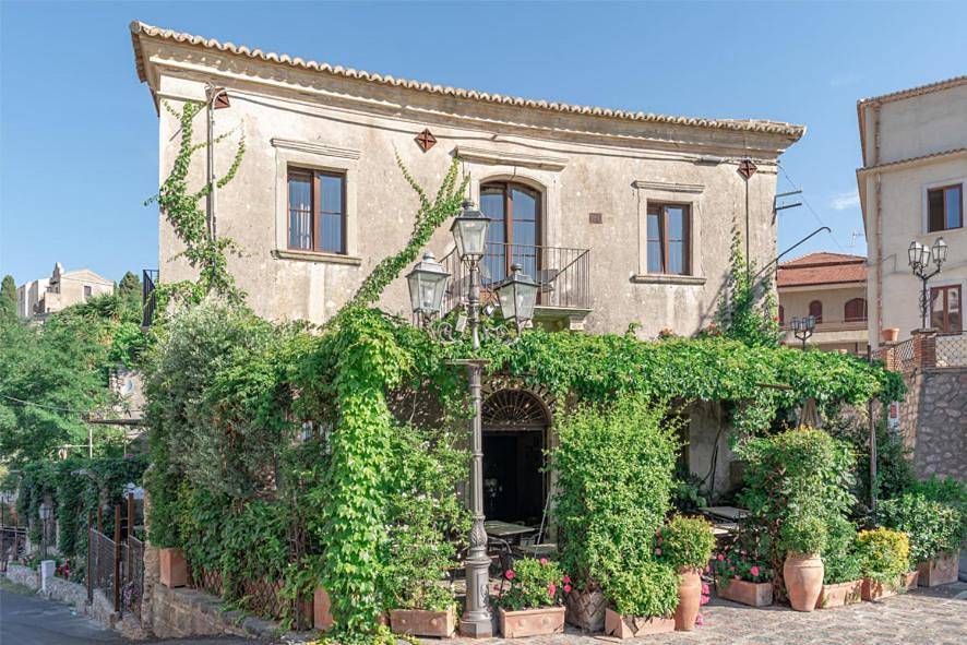 Deluxe Double Room with Castle View in Savoca, Province de Messina