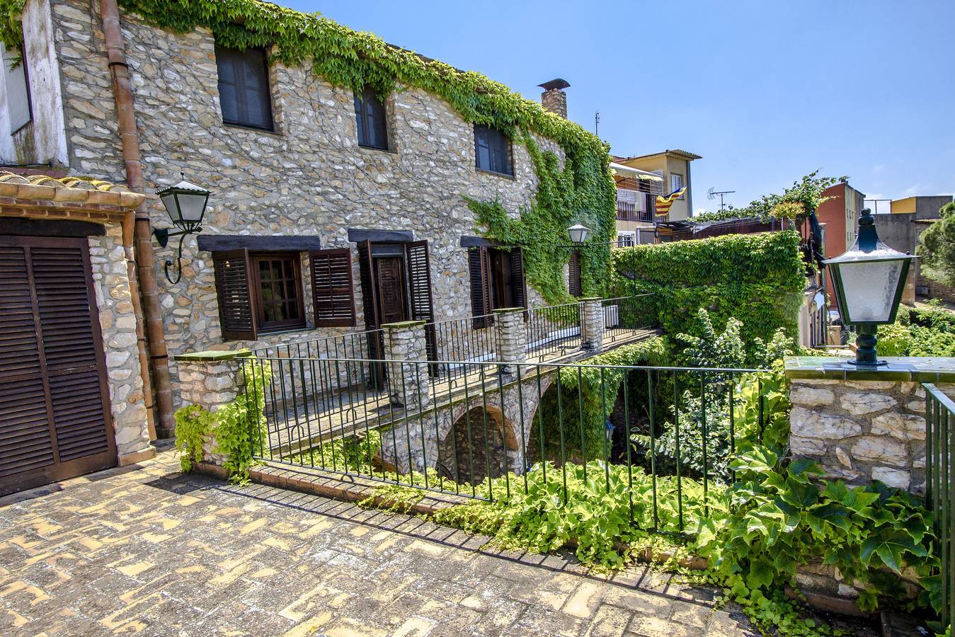 Escape into majestic history for 32 guests, just 14 minutes from Barcelona. in Santa Oliva, Costa Dorada