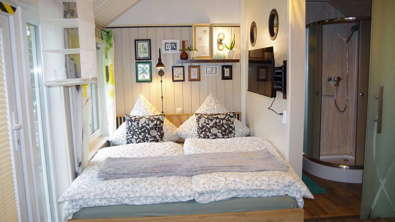 Gemütliches Tiny House mit Sauna, Kamin, Fahrradgarage und Sonnenterrasse in Steina, Lausitz