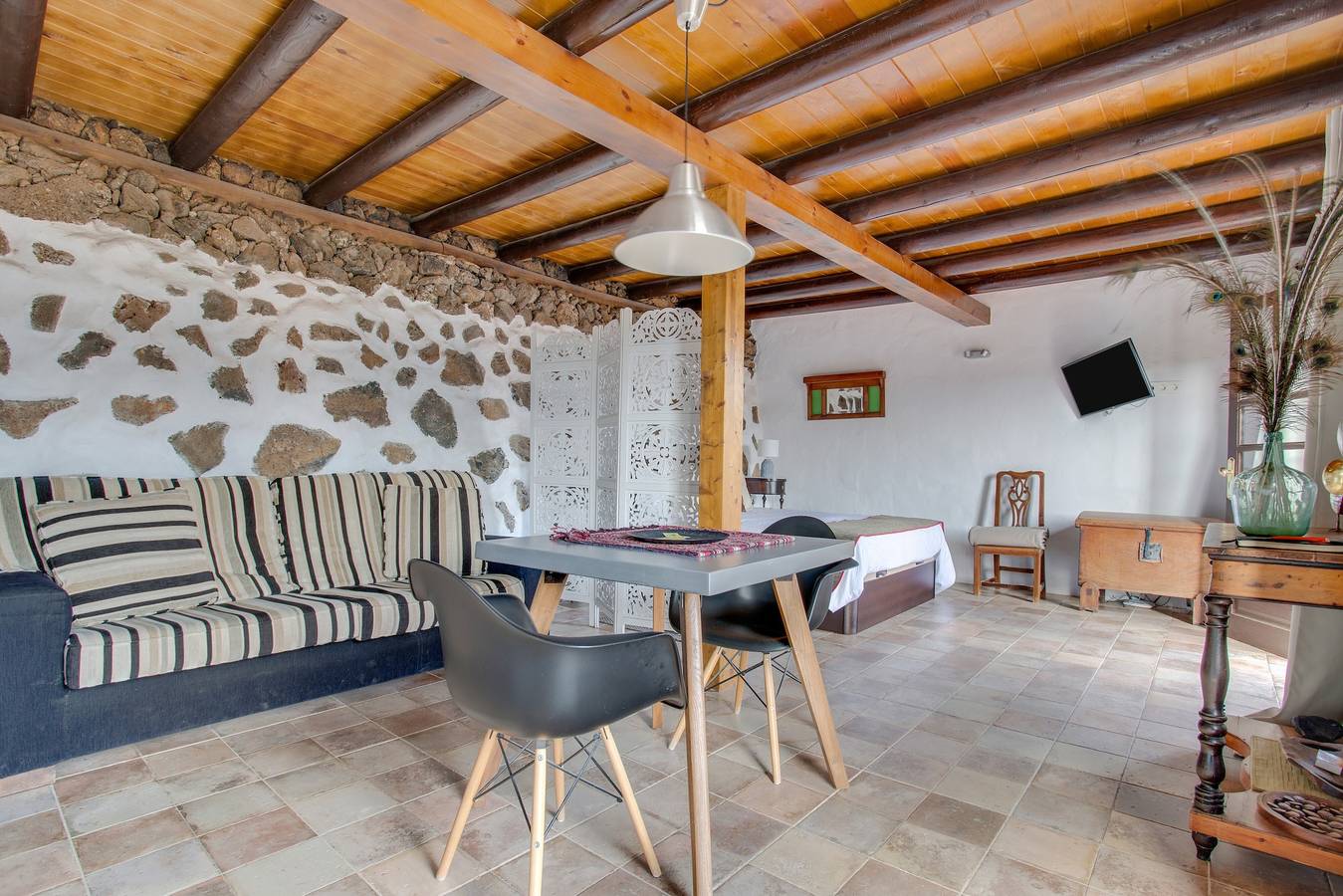 Apartamento entero, Casita de campo "Estudio Pu" con vistas al volcán, jardín y Wi-Fi in La Vegueta, Tinajo