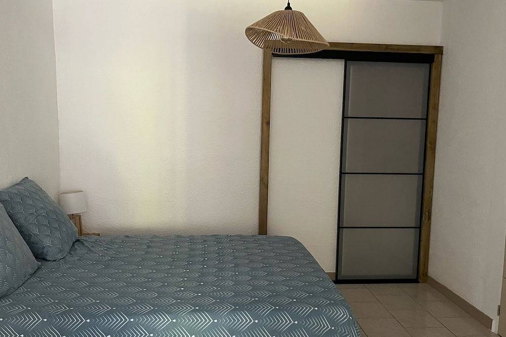 Entire apartment, Spacious 2 bedrooms / closed private parking in Entraigues-sur-la-Sorgue, Vaucluse