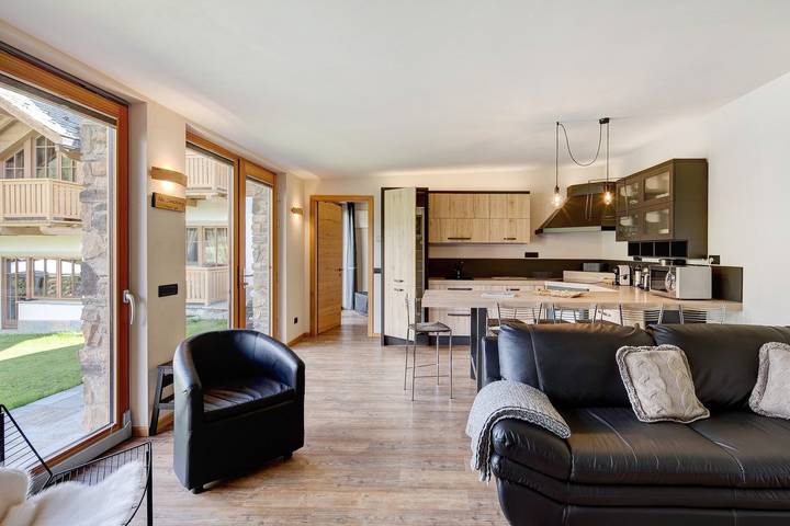 Entire apartment, Holiday Apartment Chalet Monteneve Neve with Mountain View, Shared Garden & Wi-Fi in Teola, Livigno