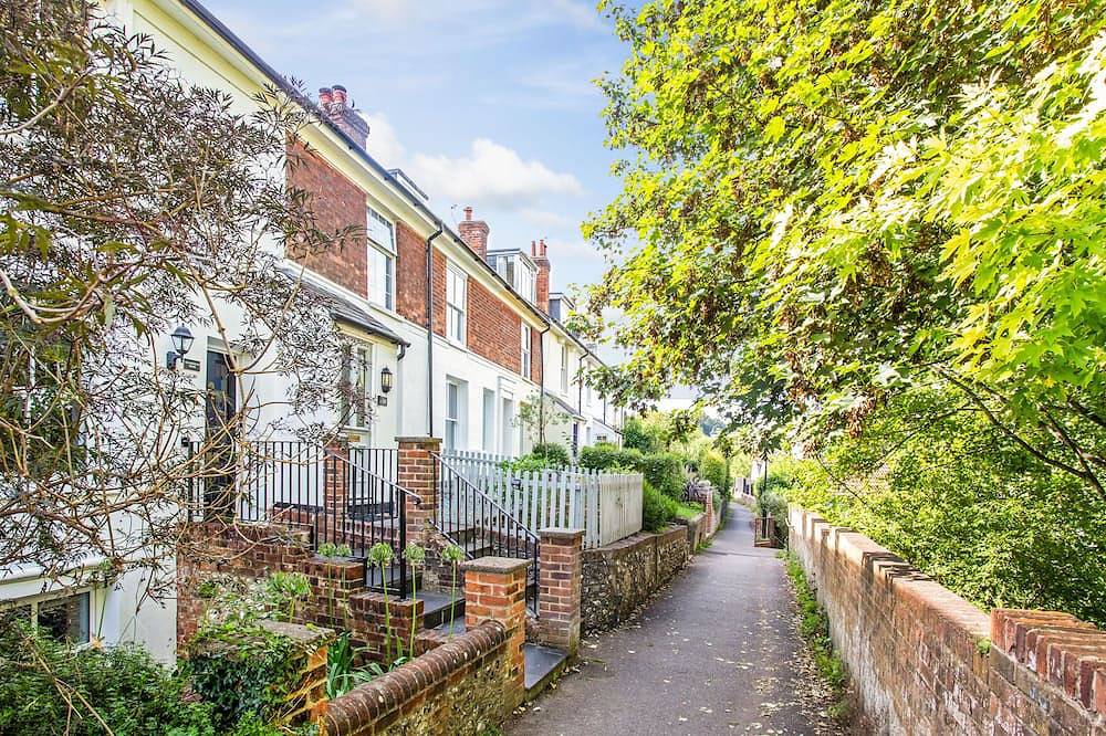 Peaceful elevated residential area - walk to city in Winchester, South-Downs