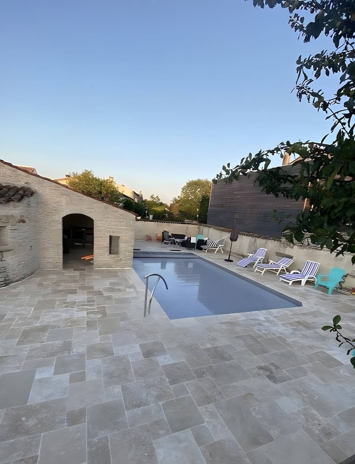 Gîte Le Romarin : piscine partagée, terrasse commune et Wi-Fi à Courçon in Courçon, Région de La Rochelle