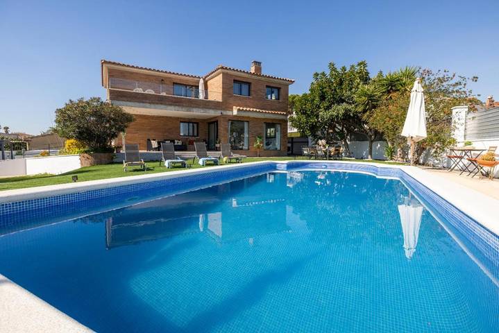 Casa rural para 10 personas, con Piscina en Roda de Bará