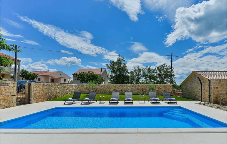 Gemütliche 2-Zimmer-Wohnung mit Pool, WLAN und Zugang zum Strand (1,5 km entfernt) in Novigradsko More, Zadar