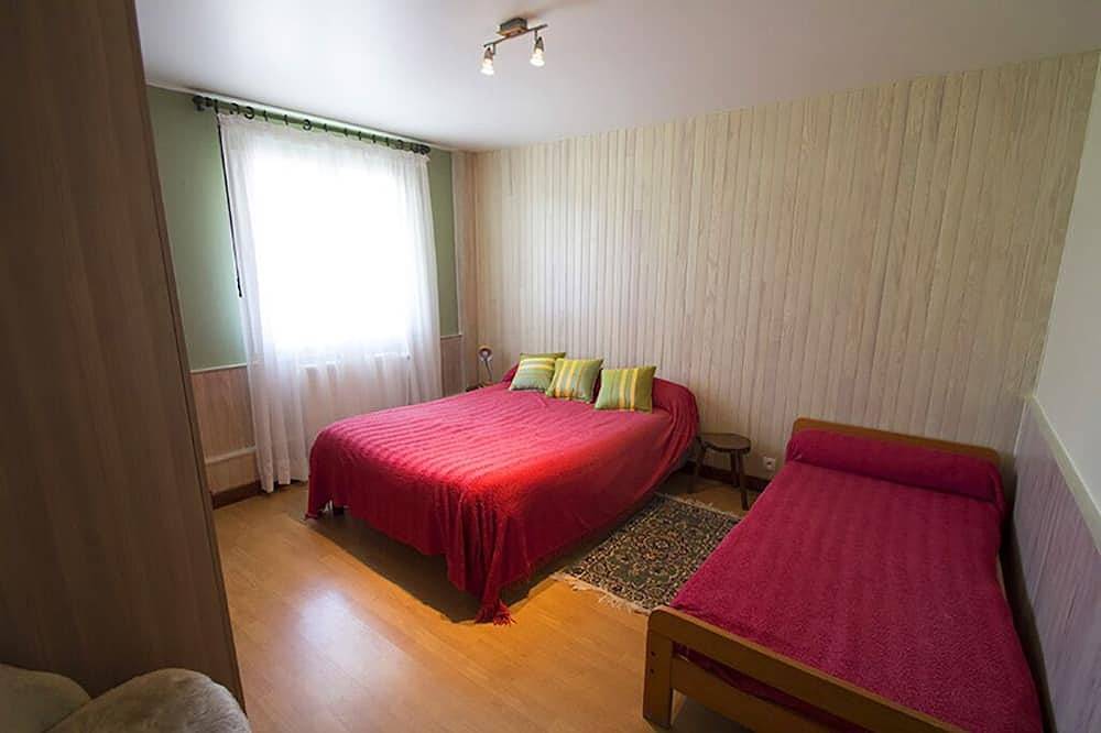 Appartement entier, Meuble de tourisme ** situé au coeur de la vallée de La Plane in Perpezat, Parc naturel régional des Volcans d'Auvergne