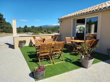 Gîte pour 4 personnes, avec jardin ainsi que vue et terrasse à Monieux