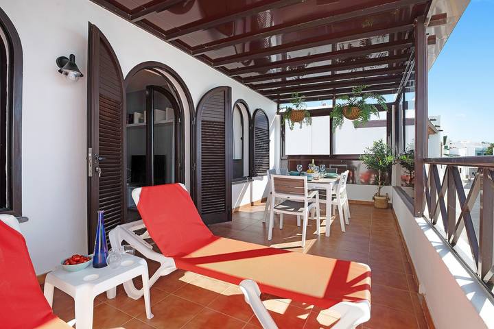 Entire apartment, Apartment "La Estrella" Near Beach with Panoramic Sea View, Terrace, A/C & Wi-Fi in Playa Blanca, Yaiza