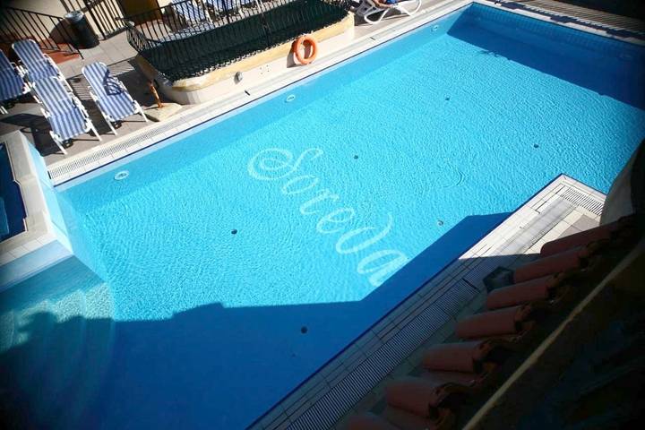 Hôtel pour 3 personnes, avec piscine et balcon ainsi que sauna et jacuzzi