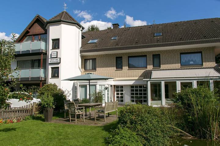 Hotel, with Balkon and Terras as well as Tuin in Detmold