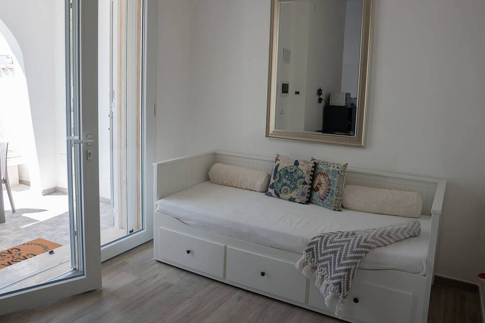 Lupa di Mare-Mistral (Deluxe studio apartment with garden) in Punta Prosciutto, Golfo de Tarento