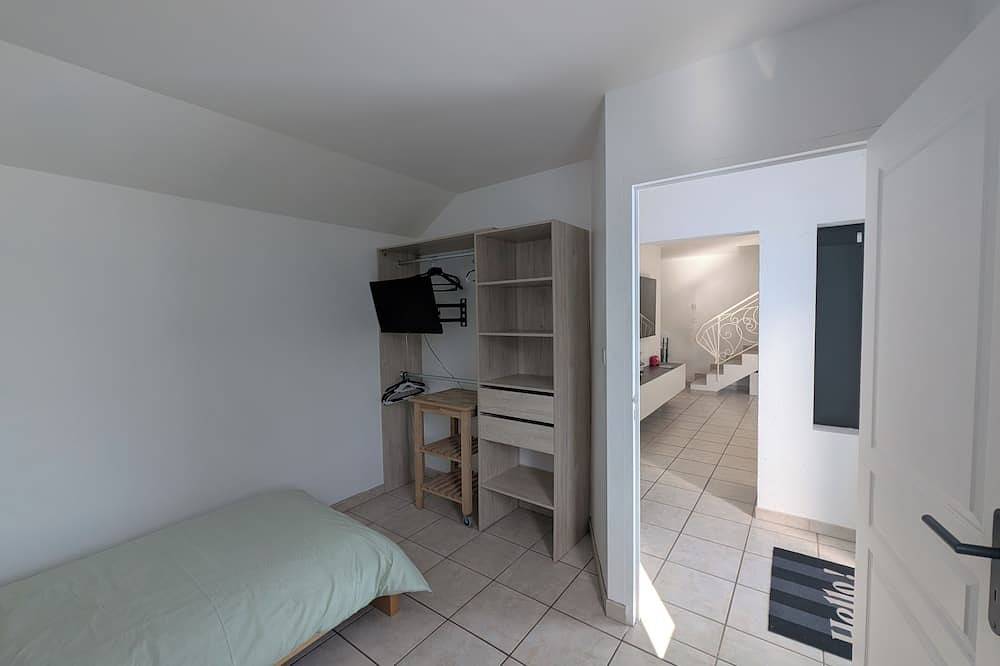 Appartamento intero, Swimming pool, jacuzzi, terrace and games for young and old, 5km from Switzerland! in Saints Pierre et Paul, Doubs