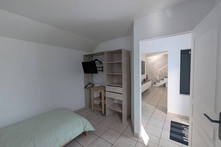 Ganze Wohnung, Swimming pool, jacuzzi, terrace and games for young and old, 5km from Switzerland! in Saints Pierre et Paul, Französischer Jura