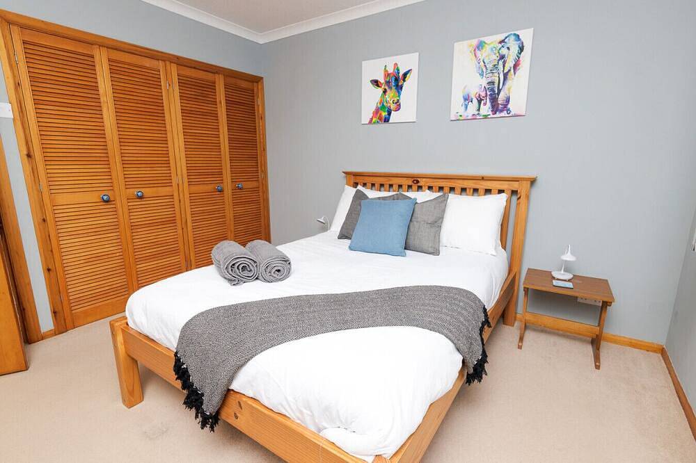 Ganze Wohnung, Stylish Lerwick 2Br Apt with Harbour & Town Views in Shetland Inseln