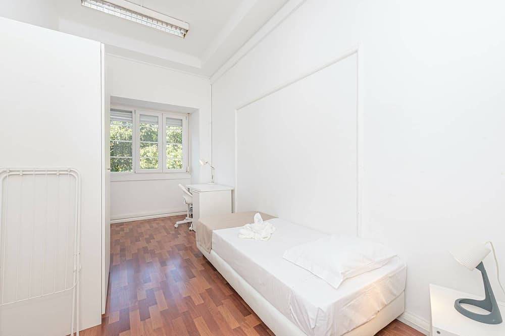 Ganze Wohnung, Houze Spacious 9 bedroom flat in Central Lisbon in Paço de Arcos, Costa de Lisboa