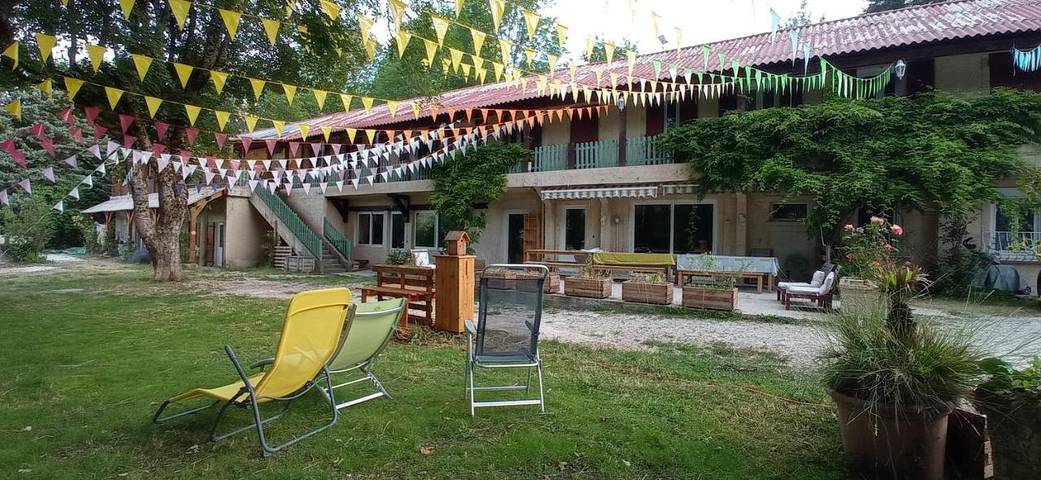 Maison d’hôte pour 29 personnes, avec Terrasse et Jacuzzi ainsi que Jardin et Piscine à Caussols