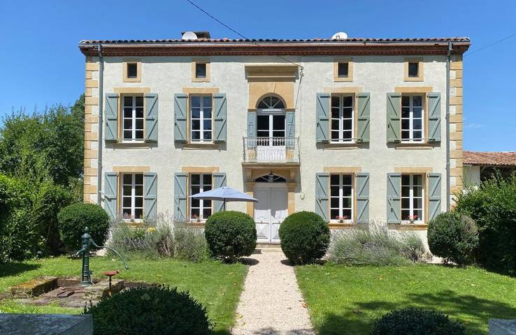 Chambre d’hôte pour 3 personnes, avec Jacuzzi et Terrasse ainsi que Jardin et Piscine