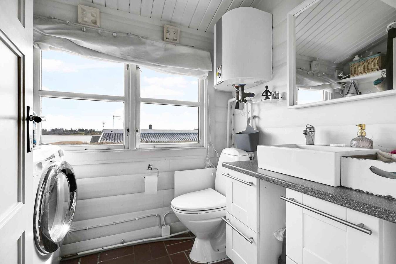 Gemütliche Blockhütte mit Blick auf das Wasser in Nordostseeland