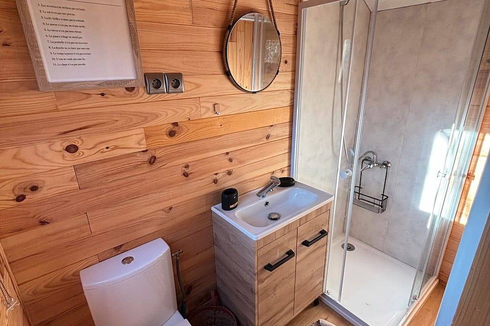 Cabin 'La Roulotte Saintaise' with Private Terrace, Shared Garden and Air Conditioning in Saintes, Saintes region