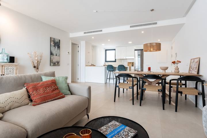 Entire apartment, Apartment 'Holiday Apartment Middle Views' with Sea View, Wi-Fi and Air Conditioning in Fuengirola, Costa del Sol