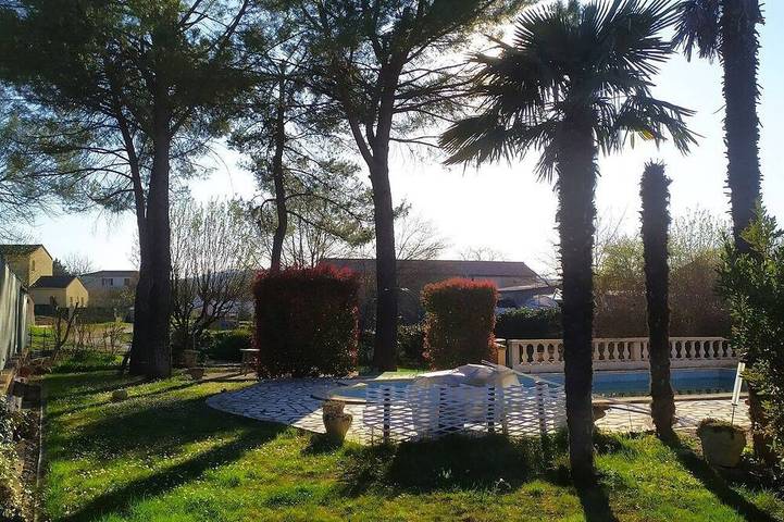 Location de vacances pour 4 personnes, avec jardin ainsi que piscine et terrasse à Saint-Julien-les-Rosiers - 3