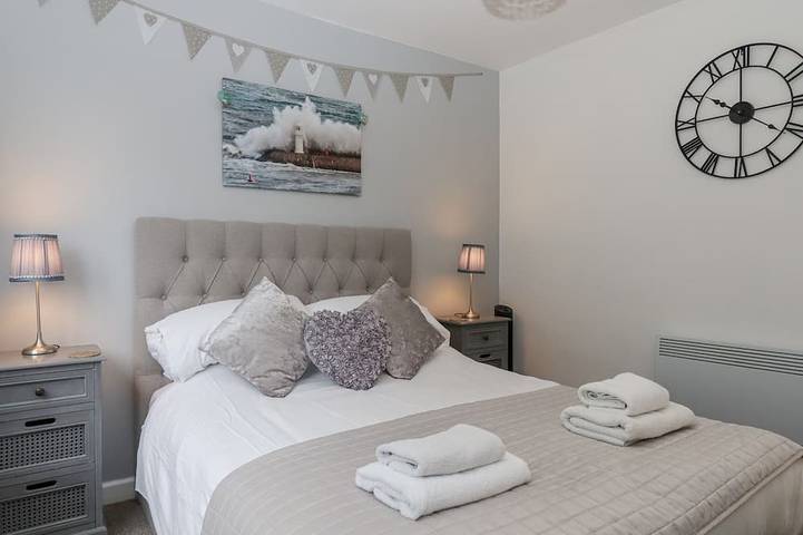 Entire apartment, 3 Dolphin Court, family friendly, country holiday cottage in Brixham in Brixham, Torbay