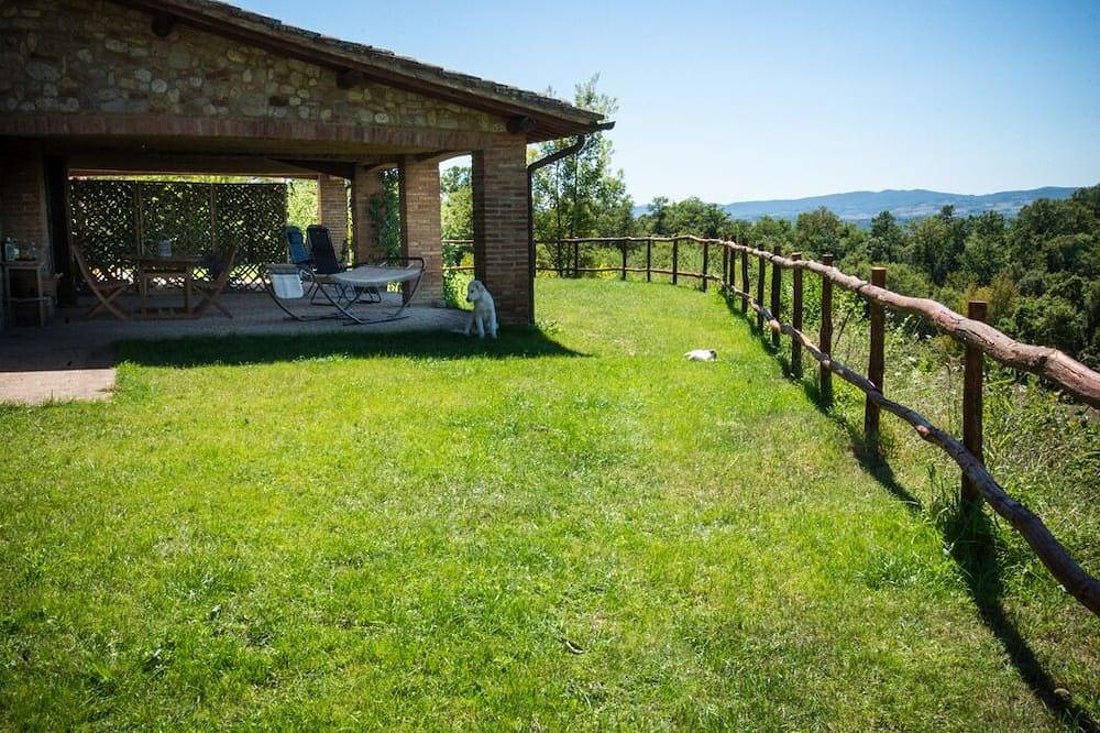 Entire apartment, Idyllic Tuscan-Umbrian apartments within a villa with pool in Città della Pieve, Perugia Province