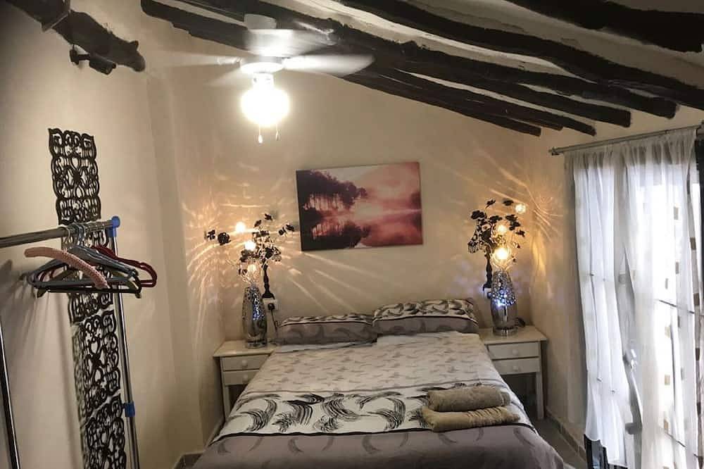 Casa De Pueblo Tradicional Española Interior Sax Alicante. Dormitorio 6 Camas Wifi in Sax, Interior de Alicante