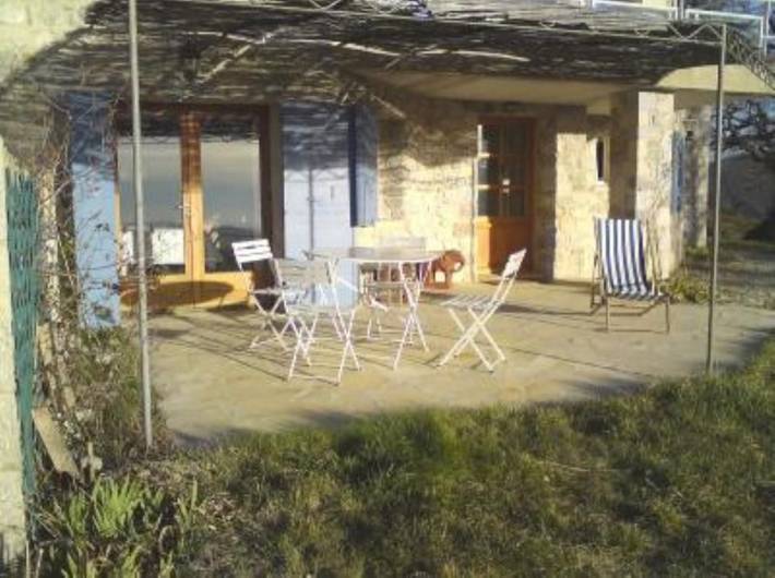 Gîte pour 6 personnes, avec vue sur le lac ainsi que terrasse et jardin, animaux acceptés à Eygaliers