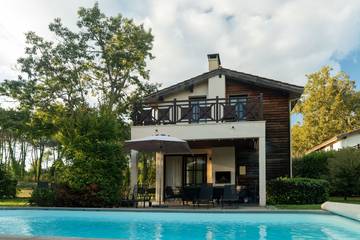 Villa pour 6 personnes, avec piscine et balcon ainsi que jardin et bassin pour enfant, adapté aux familles en Gironde