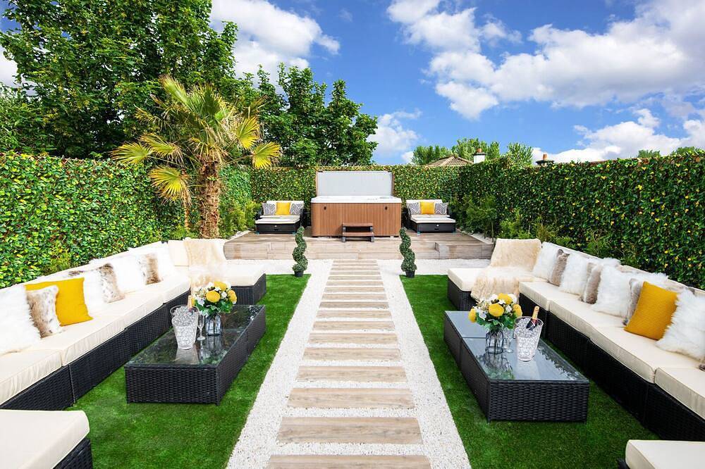 Luxury Cottage - City Center - Large Garden with Hot Tub -7 Bedrooms-4 Bathrooms in Eyre Square, Galway