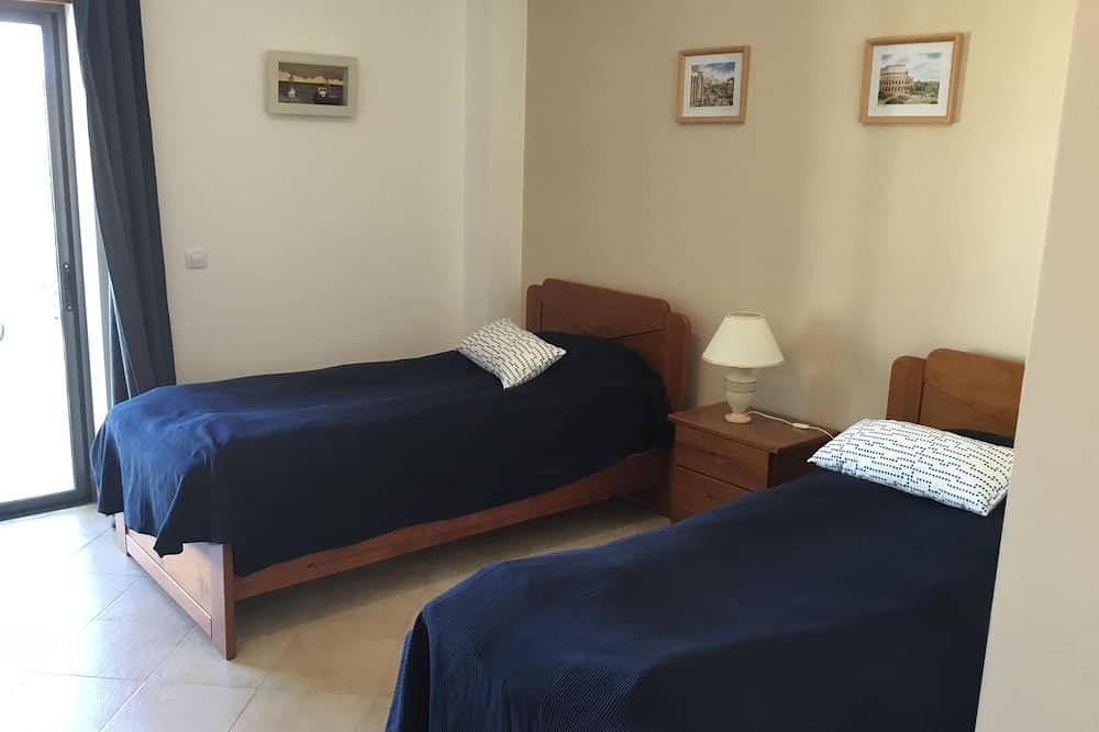 Hel lejlighed, Sunny and modern apartment near the beach in São Sebastião, Lagos