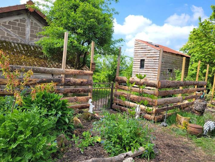 Maison de campagne pour 2 personnes, avec terrasse et jardin, animaux acceptés à Besson