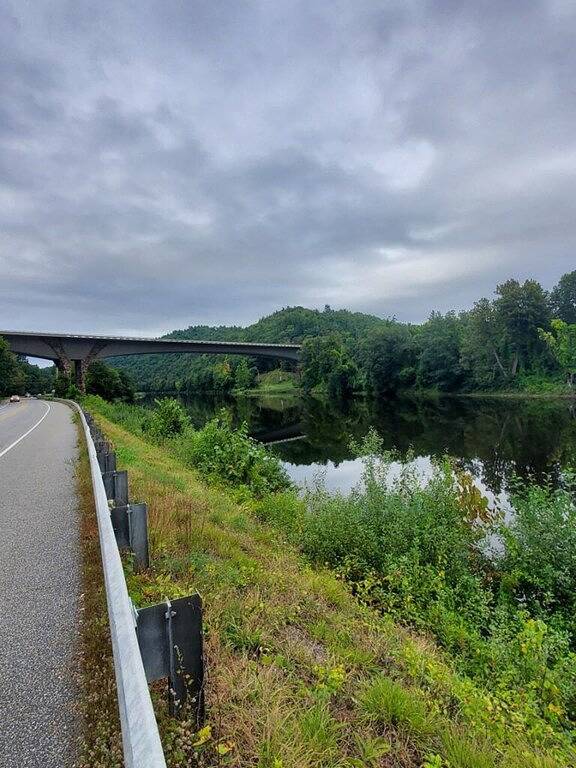Beautiful, private log cabin with huge, relaxing screened porch in Townshend, Windham County