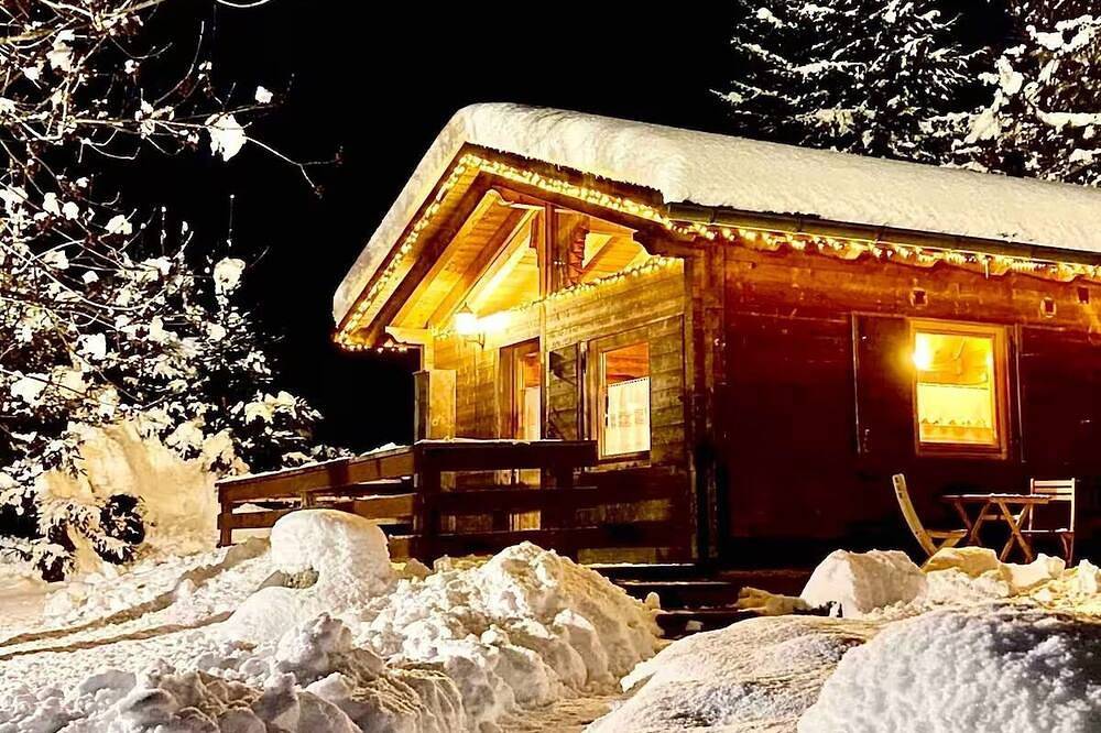 Relaxation in Mountain Chalet, large garden, pond, private fenced dog area in Pieve di Cadore, Dolomites de l'Est