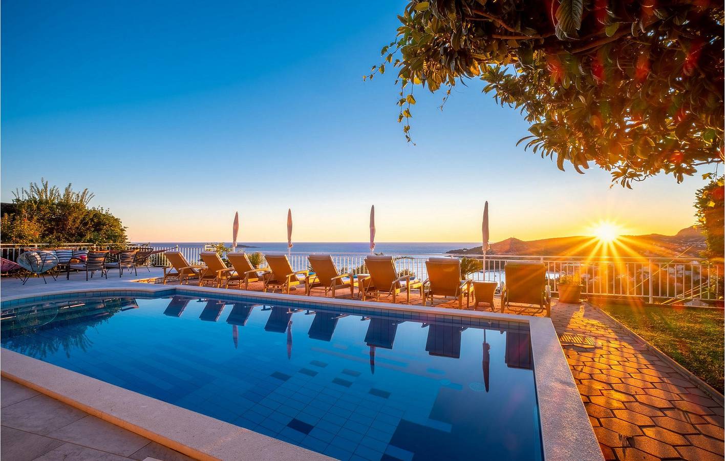 Apartment am Strand mit Meerblick, Pool und Terrasse – 2 km vom Strand entfernt in Mlini, Dubrovnik-Neretva