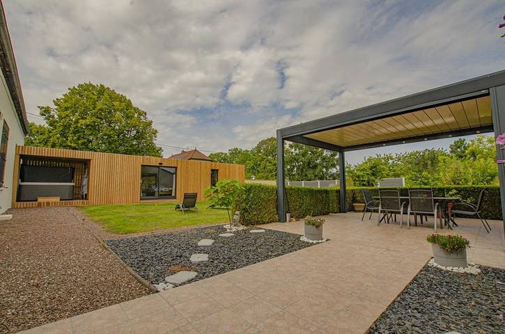 Gîte pour 2 personnes, avec Jacuzzi ainsi que Terrasse et Jardin dans Saint-Lupien